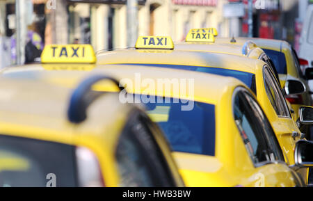 Taxi Cab debout sur le stand d'attente de l'aéroport Banque D'Images