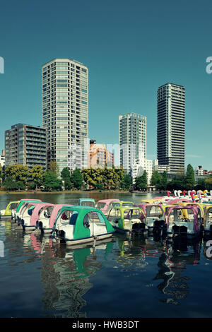 Le parc Ueno avec voile dans le lac, à Tokyo, au Japon. Banque D'Images