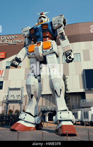TOKYO, JAPON - 15 MAI : Giant Robot Gundam Statue à Divercity le 15 mai 2013 à Tokyo. Tokyo est la capitale du Japon et la plus populeuse metropolit Banque D'Images