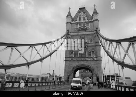 Londres, UK - OCT 25 : Tower Bridge auprès des touristes et de la circulation le 25 septembre 2013 à Londres, au Royaume-Uni. C'est l'une des architectures emblématiques de Londres et o Banque D'Images