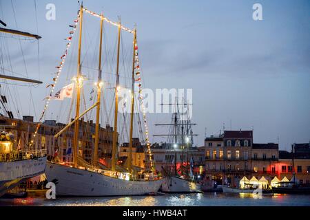 La France, l'Hérault, Sète, une escale à Sète, Festival Portuguese quatre-mâts goélette Santa Maria Manuela dans un port au crépuscule Banque D'Images