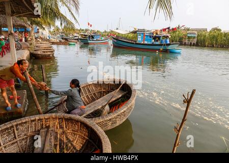 Vietnam, Province de Quang Nam, Hoi An, l'île de Thanh Cam, femme dans un bateau au port rond Banque D'Images