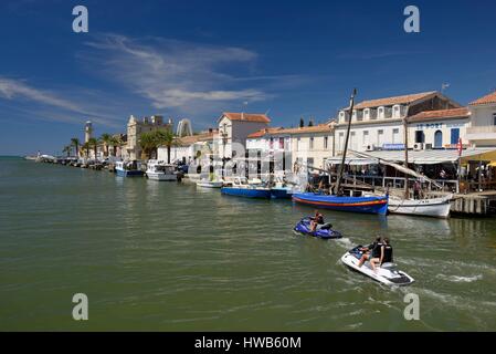 La France, Gard, Le Grau du Roi, l'entrée de l'ancien port sur le canal du Rhône à Sète, 2 jet-skis sur le canal Banque D'Images