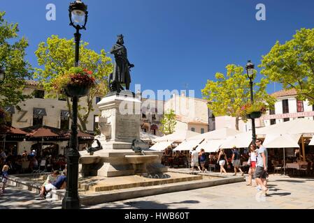 La France, Gard, Aigues Mortes, Place Saint Louis, statue de Saint Louis Banque D'Images