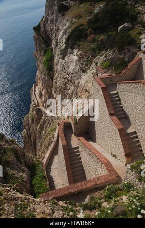 Italie, Sardaigne, dans l'ouest de la Sardaigne, Alghero, Capo Caccia cape, Escala del Cabirol escaliers à la Grotte grottes de Nettuno Banque D'Images