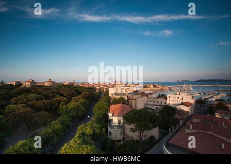 Italie, Sardaigne, dans l'ouest de la Sardaigne, Alghero, ville aérienne vue depuis l'Est, matin Banque D'Images