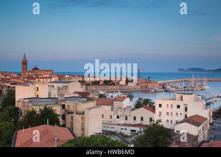 Italie, Sardaigne, dans l'ouest de la Sardaigne, Alghero, ville aérienne vue depuis l'Est, matin Banque D'Images