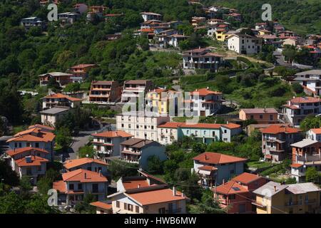 Italie, Sardaigne, dans l'ouest de la Sardaigne, Santu Lussurgiu, ville construite à l'intérieur de cratère volcanique près de Monti Ferri highland Banque D'Images