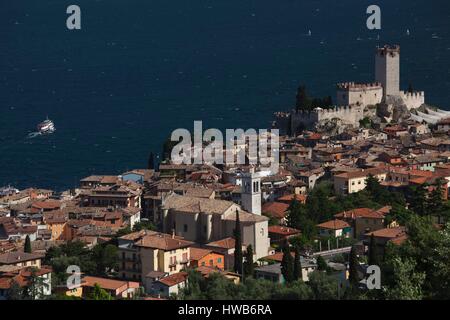 Italie, Vénétie, Lake District, le lac de Garde, Malcesine, aérienne sur la ville et château Scaligero castle de Monte Baldo Banque D'Images