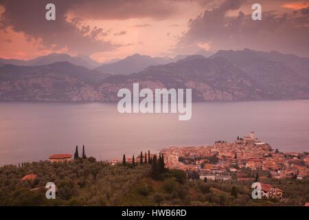 Italie, Vénétie, Lake District, le lac de Garde, Malcesine, vue aérienne de la ville de Monte Baldo, coucher du soleil Banque D'Images