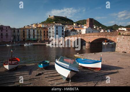 Italie, Sardaigne, dans l'ouest de la Sardaigne, Bosa, vue sur ville le long de la rivière Temo et Ponte Vecchio Banque D'Images