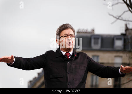 Paris, France. 18 mars, 2017. Jean Luc Melenchon, candidat à l'élection présidentielle s'exprime à l'arrivée de la parade pour la 6e république sur le podium de la Place de la République à Paris, France. Credit : Bernard Menigault/Alamy Live News Banque D'Images