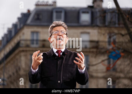 Paris, France. 18 mars, 2017. Jean Luc Melenchon, candidat à l'élection présidentielle s'exprime à l'arrivée de la parade pour la 6e république sur le podium de la Place de la République à Paris, France. Credit : Bernard Menigault/Alamy Live News Banque D'Images