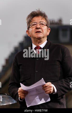 Paris, France. 18 mars, 2017. Jean Luc Melenchon, candidat à l'élection présidentielle s'exprime à l'arrivée de la parade pour la 6e république sur le podium de la Place de la République à Paris, France. Credit : Bernard Menigault/Alamy Live News Banque D'Images