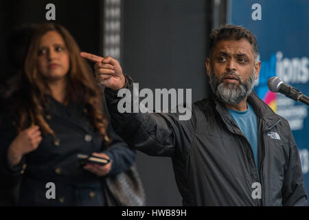 Londres, Royaume-Uni. 18 mars, 2017. Moazzam Begg est un ancien détenu de Guantánamo - une marche contre le racisme, organisé par Stand Up au racisme et supporterd par le TUC et la plupart des grands syndicats dont l'unisson, s'unissent, le PCS et l'écrou. Il a commencé à Portland Place et s'est retrouvé dans un Parlement Square, Westminster - Londres 18 Mar 2017. Banque D'Images