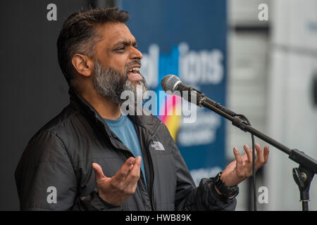 Londres, Royaume-Uni. 18 mars, 2017. Moazzam Begg est un ancien détenu de Guantánamo - une marche contre le racisme, organisé par Stand Up au racisme et supporterd par le TUC et la plupart des grands syndicats dont l'unisson, s'unissent, le PCS et l'écrou. Il a commencé à Portland Place et s'est retrouvé dans un Parlement Square, Westminster - Londres 18 Mar 2017. Banque D'Images