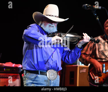 Pompano Beach FL, USA. 18 Mar, 2017. Le Charlie Daniels Band fonctionne à l'Amphithéâtre de Pompano Beach le 18 mars 2017. Credit : Mpi04/media/Alamy Punch Live News Banque D'Images