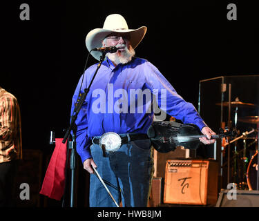 Pompano Beach FL, USA. 18 Mar, 2017. Le Charlie Daniels Band fonctionne à l'Amphithéâtre de Pompano Beach le 18 mars 2017. Credit : Mpi04/media/Alamy Punch Live News Banque D'Images