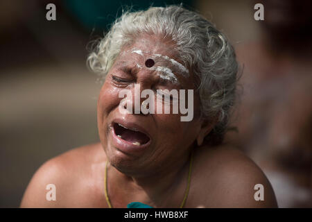 New Delhi, Inde. Mar 19, 2017. Un agriculteur indien pleure au cours d'une manifestation et grève de la faim contre une augmentation du nombre de suicides d'agriculteurs causée par la sécheresse dans l'état de New Delhi, Inde, le 19 mars 2017. Credit : Javed Dar/Xinhua/Alamy Live News Banque D'Images