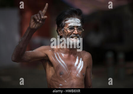 New Delhi, Inde. Mar 19, 2017. Un agriculteur de l'état indien du Tamil Nadu crie des slogans au cours d'une manifestation et grève de la faim contre une augmentation du nombre de suicides d'agriculteurs causée par la sécheresse dans l'état de New Delhi, Inde, le 19 mars 2017. Credit : Javed Dar/Xinhua/Alamy Live News Banque D'Images