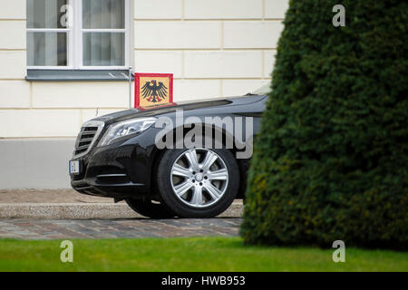 La voiture officielle du président de l'Allemagne vers les lecteurs de château de Bellevue à Berlin, Allemagne, 19 mars 2017. Photo : Gregor Fischer/dpa Banque D'Images