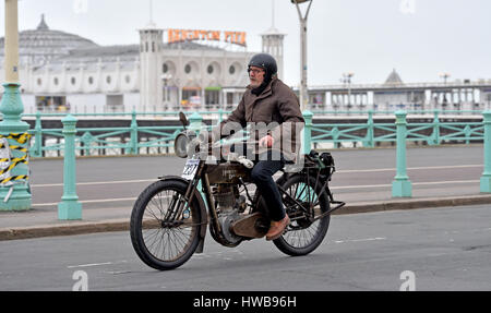 Brighton Sussex UK 19 mars 2017 - Ian Biddle sur sa Harley Davidson 1913 s'approche de la finale du 78e cycle moteur Sunbeam Club Pioneer exécuté à partir d'Epsom Downs au front de mer de Brighton aujourd'hui Crédit : Simon Dack/Alamy Live News Banque D'Images