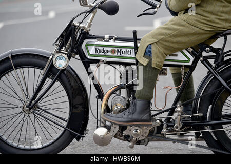 Brighton Sussex UK 19 mars 2017 - Plus de 300 motos vétéran prendre part à la 78e cycle moteur Sunbeam Club Pioneer exécuté à partir d'Epsom Downs à Brighton aujourd'hui Crédit : Simon Dack/Alamy Live News Banque D'Images