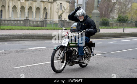 Brighton Sussex UK 19 mars 2017 - Plus de 300 motos vétéran prendre part à la 78e cycle moteur Sunbeam Club Pioneer exécuté à partir d'Epsom Downs à Brighton aujourd'hui Crédit : Simon Dack/Alamy Live News Banque D'Images