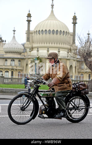 Brighton Sussex UK 19 mars 2017 - Plus de 300 motos vétéran prendre part à la 78e cycle moteur Sunbeam Club Pioneer exécuté à partir d'Epsom Downs à Brighton aujourd'hui Crédit : Simon Dack/Alamy Live News Banque D'Images