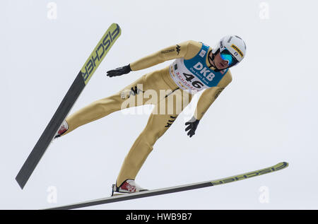 Samuel Costa de l'Italie en action lors de la finale chez les hommes 10km saut sur le grand tremplin à la Coupe du monde de combiné nordique à Schonach im Schwarzwald, Allemagne, 19 mars 2017. Photo : Patrick Seeger/dpa Banque D'Images