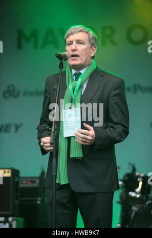 Londres 19 Mars 2017 Dan Mulhall, ambassadeur de l'Irlande à la Grande-Bretagne depuis septembre 2013 s'exprimant à Trafalgar Square pour St Patrick's day,bienvenue à tous à la grande fête, avec musique, nourriture, boisson et beaucoup de Smiley yeux iris. Crédit : Paul/Quezada-Neiman Alamy Live News Banque D'Images