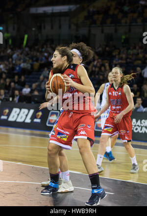 Londres, Royaume-Uni. 19 mars, 2017. WBBL en finale du Trophée, Sevenoaks Suns vs Leicester Riders au Emirates Arena, Glasgow, Royaume-Uni. Riders' Erika Livermore avec la balle. Carol crédit Moir/Alamy Live News Banque D'Images