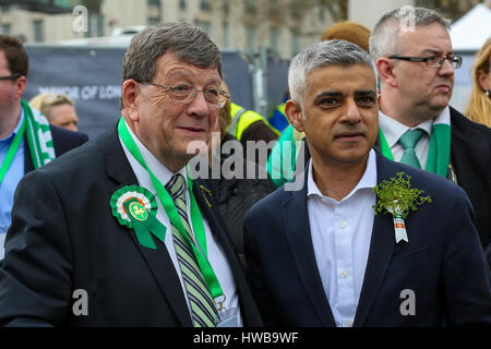 Trafalgar Square. Londres. UK 19 Mar 2017 - Le maire de Londres, Sadiq Khan et Dan Mulhall Ambassadeur irlandais, Crédit : Dinendra Haria/Alamy Live News Banque D'Images