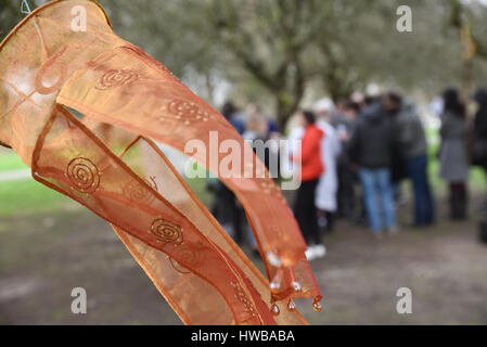 Primrose Hill, Londres, Royaume-Uni. 19 mars 2017. Un ordre de druides célèbrent Alban Eiler, l'équinoxe du printemps, sur Primrose Hill au nord de Londres. Banque D'Images