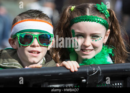 Londres, Royaume-Uni. 19 mars 2017. Les enfants à Trafalgar Square. Londres célèbre St Patricks Day avec un défilé et un festival. © Images éclatantes/Alamy Live News Banque D'Images