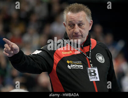 Hambourg, Allemagne. Mar 19, 2017. Headcoach de l'Allemagne Michael Biegler gestes pendant le match de handball entre l'Allemagne et la Suède à la Barclaycard Arena de Hambourg, Allemagne, 19 mars 2017. Photo : Axel Heimken/dpa/Alamy Live News Banque D'Images