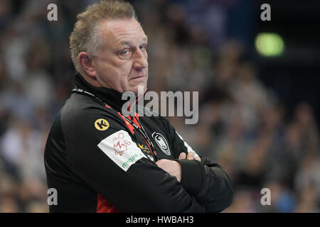 Hambourg, Allemagne. Mar 19, 2017. Headcoach de l'Allemagne Michael Biegler montres sur après le match de handball entre l'Allemagne et la Suède à la Barclaycard Arena de Hambourg, Allemagne, 19 mars 2017. Photo : Axel Heimken/dpa/Alamy Live News Banque D'Images