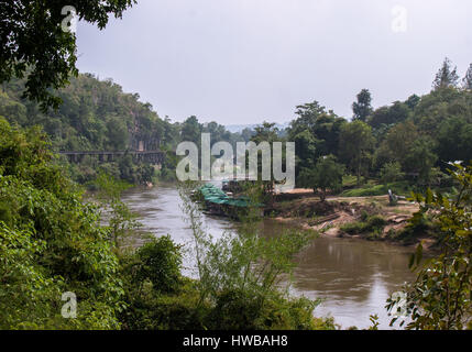 15 novembre 2006 - Kanchanaburi, Thaïlande - la rivière Kwai resort cabine sur la rivière Khwae Noi dans la province de Kanchanaburi, dans l'ouest de la Thaïlande. La Thaïlande est devenue une destination touristique favorite. (Crédit Image : © Arnold Drapkin via Zuma sur le fil) Banque D'Images