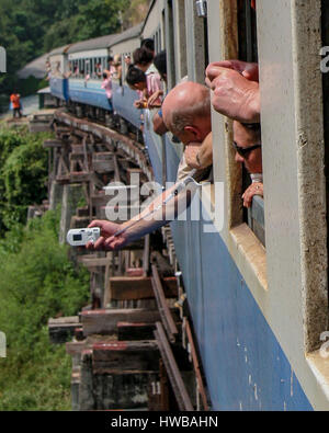 15 novembre 2006 - Kanchanaburi, Thaïlande - Passagers train regarder dehors pour photographier le célèbre windows côté falaise chevalets en bois Tham Krasae pont comme il traverse Wang Pho viaduc sur la rivière Khwae Noi. Le plus long pont ferroviaire à chevalets en bois en Thaïlande fait partie de l'infâme fer Thaïlande-birmanie, également connu sous le nom de chemin de fer de la mort, construit pendant la SECONDE GUERRE MONDIALE 2 en 1942â€"43 par prisonniers de guerre britanniques. La Thaïlande est devenue une destination touristique favorite. (Crédit Image : © Arnold Drapkin via Zuma sur le fil) Banque D'Images