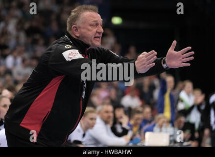 Hambourg, Allemagne. Mar 19, 2017. Headcoach de l'Allemagne Michael Biegler gestes pendant le match de handball entre l'Allemagne et la Suède à la Barclaycard Arena de Hambourg, Allemagne, 19 mars 2017. Photo : Axel Heimken/dpa/Alamy Live News Banque D'Images