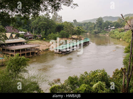 15 novembre 2006 - Kanchanaburi, Thaïlande - la rivière Kwai resort cabine sur la rivière Khwae Noi dans la province de Kanchanaburi, dans l'ouest de la Thaïlande. La Thaïlande est devenue une destination touristique favorite. (Crédit Image : © Arnold Drapkin via Zuma sur le fil) Banque D'Images