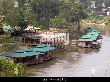 15 novembre 2006 - Kanchanaburi, Thaïlande - la rivière Kwai resort cabine sur la rivière Khwae Noi dans la province de Kanchanaburi, dans l'ouest de la Thaïlande. La Thaïlande est devenue une destination touristique favorite. (Crédit Image : © Arnold Drapkin via Zuma sur le fil) Banque D'Images