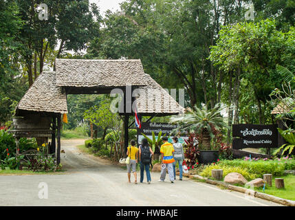 15 novembre 2006 - Kanchanaburi, Thaïlande - Touristes entrez le chalet River Kwai resort sur la rivière Khwae Noi dans la province de Kanchanaburi, dans l'ouest de la Thaïlande. La Thaïlande est devenue une destination touristique favorite. (Crédit Image : © Arnold Drapkin via Zuma sur le fil) Banque D'Images