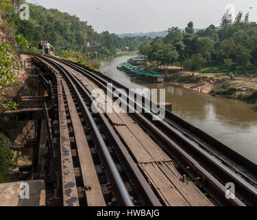 15 novembre 2006 - Kanchanaburi, Thaïlande - touristes dangereusement marcher à travers le célèbre en bois à flanc de falaise Tham Krasae Trestle Bridge comme il traverse Wang Pho viaduc sur la rivière Khwae Noi. Le plus long pont ferroviaire à chevalets en bois en Thaïlande fait partie de l'infâme fer Thaïlande-birmanie, également connu sous le nom de chemin de fer de la mort, construit pendant la SECONDE GUERRE MONDIALE 2 en 1942â€"43 par prisonniers de guerre britanniques. La Thaïlande est devenue une destination touristique favorite. (Crédit Image : © Arnold Drapkin via Zuma sur le fil) Banque D'Images