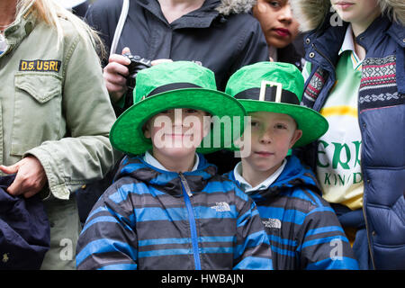 Londres, Royaume-Uni. 19 mars, 2017. Des jumeaux dans la foule la plus importante jusqu'à Londres pour St Patricks Day célébrations qui ont eu lieu avec une immense parade menée par le présentateur et comedianDara Ó Briain et un spectacle sur scène à Trafalgar Square parmi beaucoup d'autres festivités autour de la capitale. © Keith Larby/Alamy Live News Banque D'Images