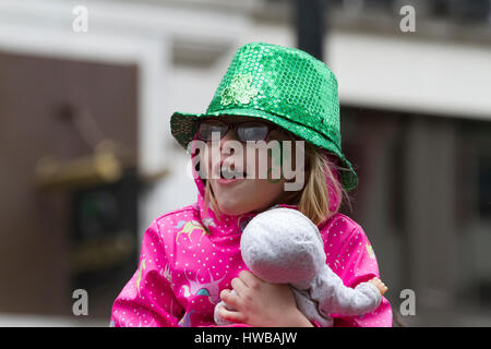 Londres, Royaume-Uni. 19 mars, 2017. Les foules se rassemblent pour la plus importante jusqu'à Londres St Patricks Day célébrations qui ont eu lieu avec une immense parade menée par le présentateur et comedianDara Ó Briain et un spectacle sur scène à Trafalgar Square parmi beaucoup d'autres festivités autour de la capitale. © Keith Larby/Alamy Live News Banque D'Images