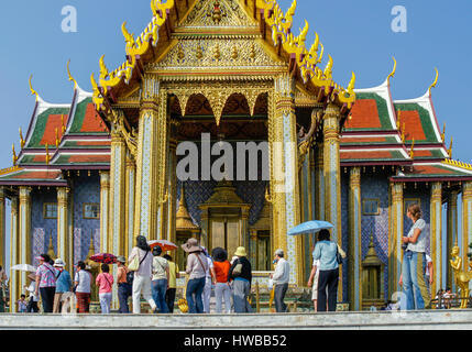 Bangkok, Thaïlande. 14Th Nov, 2006. En raison du grand complexe de Palais à Bangkok, est la chapelle centrale (ubosoth) du Temple du Bouddha d'Émeraude (Wat Phra Kaew) avec la statue du Bouddha d'Émeraude logés à l'intérieur. La structure la plus sacrée dans le royaume, il est devenu une destination favorite pour les touristes et les citoyens thaïlandais. Credit : Arnold Drapkin/ZUMA/Alamy Fil Live News Banque D'Images