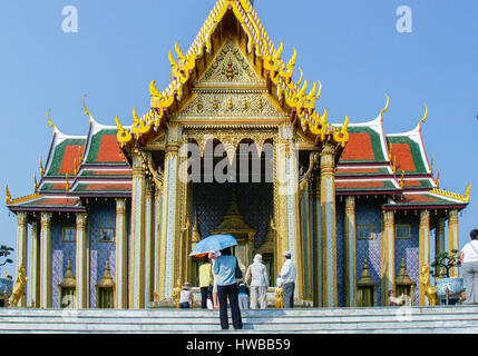 Bangkok, Thaïlande. 14Th Nov, 2006. En raison du grand complexe de Palais à Bangkok, est la chapelle centrale (ubosoth) du Temple du Bouddha d'Émeraude (Wat Phra Kaew) avec la statue du Bouddha d'Émeraude logés à l'intérieur. La structure la plus sacrée dans le royaume, il est devenu une destination favorite pour les touristes et les citoyens thaïlandais. Credit : Arnold Drapkin/ZUMA/Alamy Fil Live News Banque D'Images