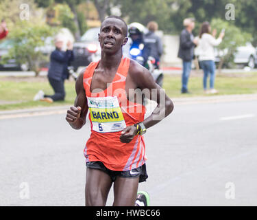 Los Angeles, Californie, USA. 19 mars, 2017. Élisée barno du Kenya dans la dérivation sur le marathon de Los Angeles comme il coule vers le bas San Vicente blvd. vers l'avenue de l'océan à 25 km de Santa Monica, cailfornia, USA le 19 mars 2017 barno. a remporté le marathon de los angeles hommes aujourd'hui avec un temps de 2:11:53. © sheri determan/Alamy live news Banque D'Images