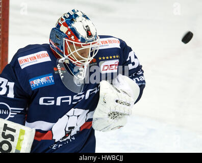 Berlin, Allemagne. Mar 19, 2017. Le gardien Petri Vehanen de Berlin au cours de la ronde de championnat match de quart de finale entre l'Eisbaeren Berlin et Adler Mannheim de la Mercedes-Benz Arena de Berlin, Allemagne, 19 mars 2017. Photo : Soeren Stache/dpa/Alamy Live News Banque D'Images